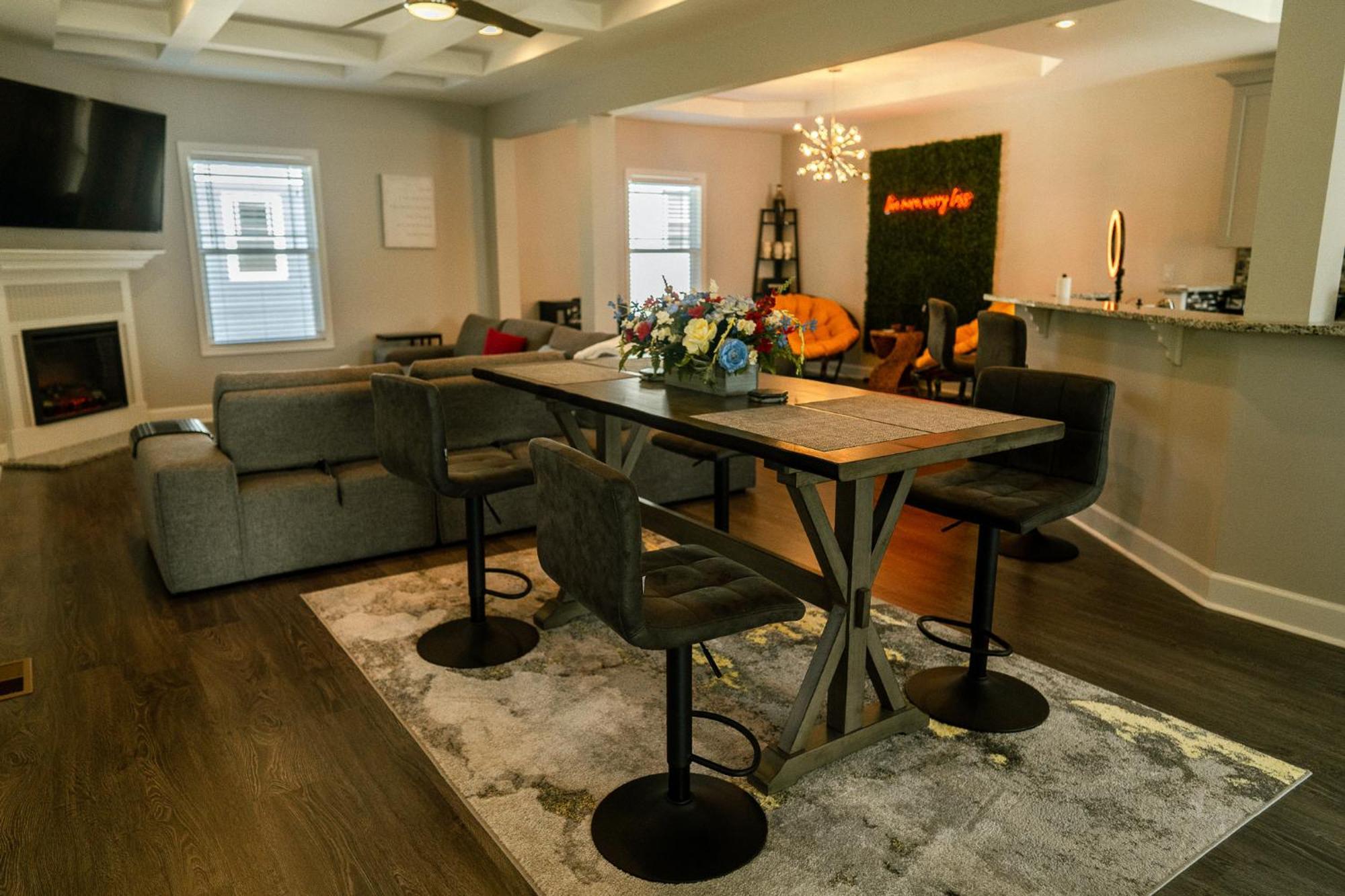Enjoy This Mini-Mansion Near Downtown And The Airport! Atlanta Eksteriør billede